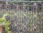 Стильная кованая ограда для сада и дома
