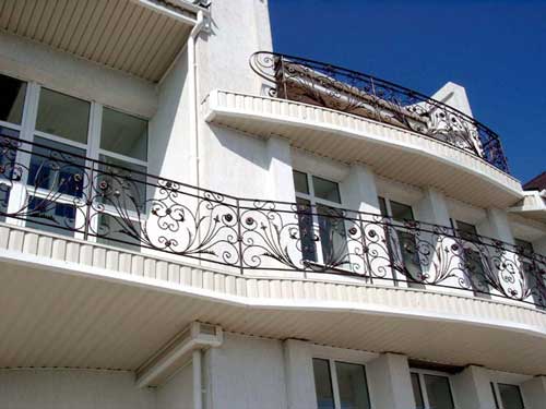 Кованая ограда для балконов и длинных веранд
