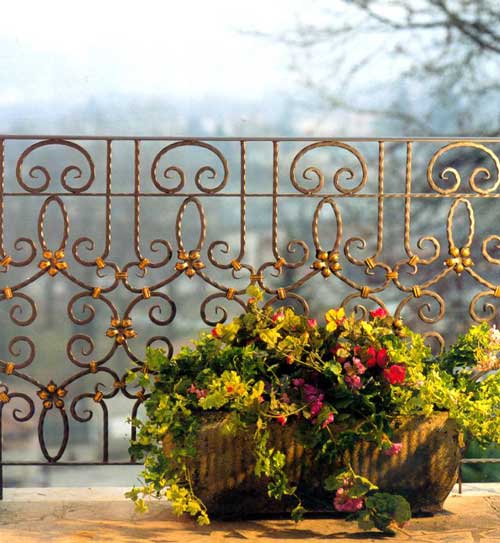 Декоративная кованая ограда для балкона или террасы